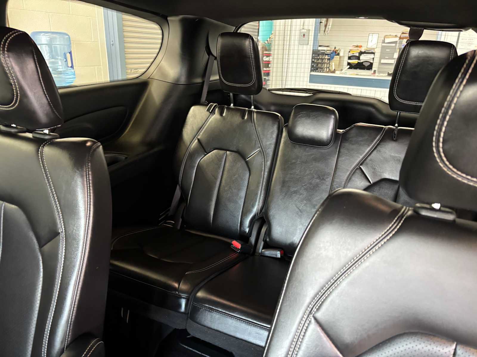 Used 2025 Chrysler Pacifica Select FWD image 8