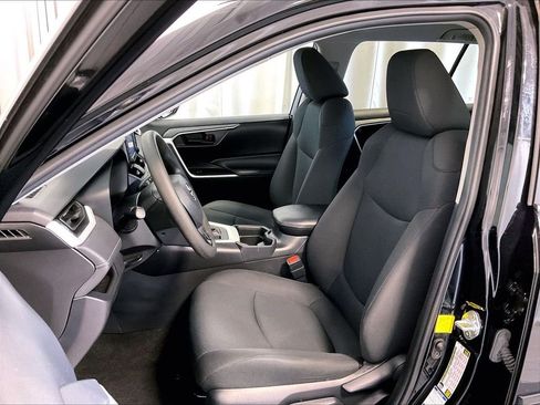 Used 2021 Toyota RAV4 LE AWD/4WD image 10