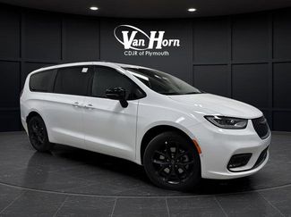 New 2026 Chrysler Pacifica Limited w/ Uconnect Theater Family Group video 1