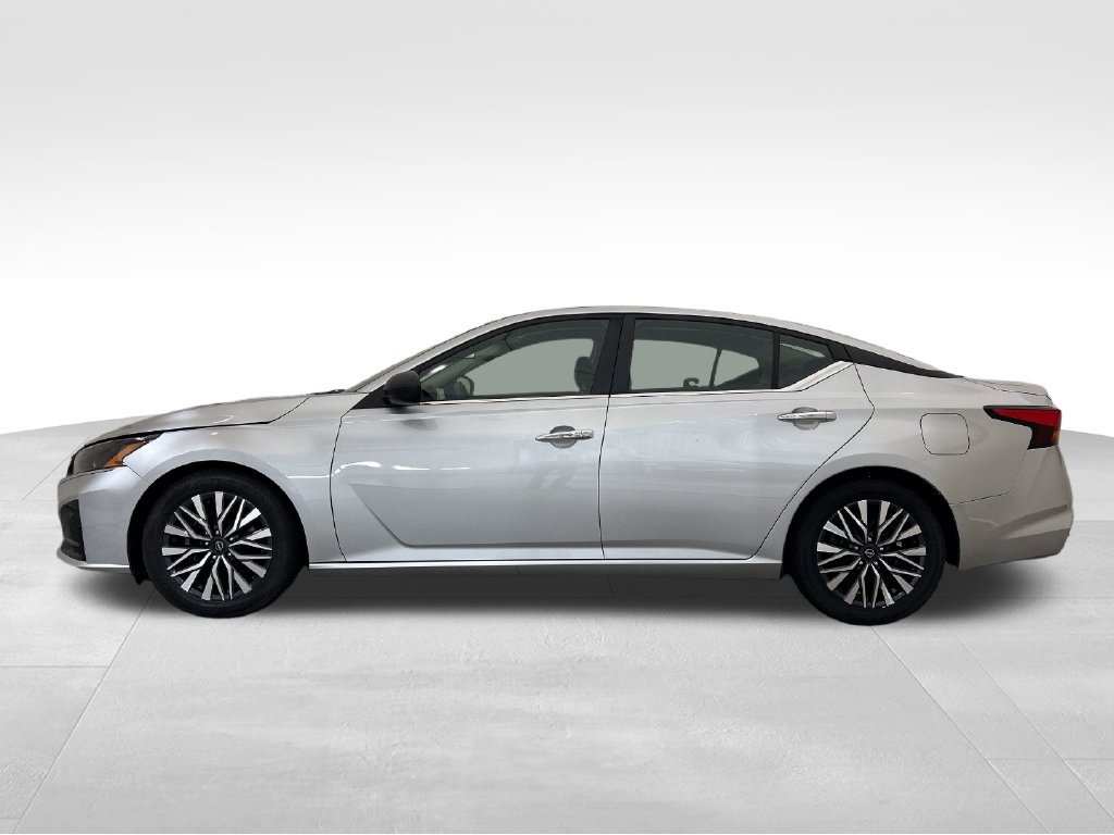 Used 2024 Nissan Altima 2.5 SV FWD image 2