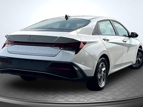 Used 2025 Hyundai Elantra SE FWD image 5