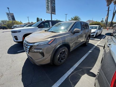Used 2025 Nissan Rogue SV FWD image 1