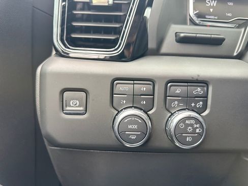 Used 2025 GMC Sierra 1500 AT4 w/ AT4 Premium Package AWD/4WD image 17