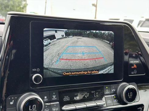 Certified 2024 Toyota Highlander XLE AWD/4WD image 4