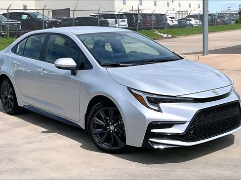 Used 2026 Toyota Corolla SE FWD image 3