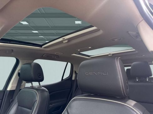Used 2021 GMC Acadia Denali w/ Denali Ultimate Package AWD/4WD image 13