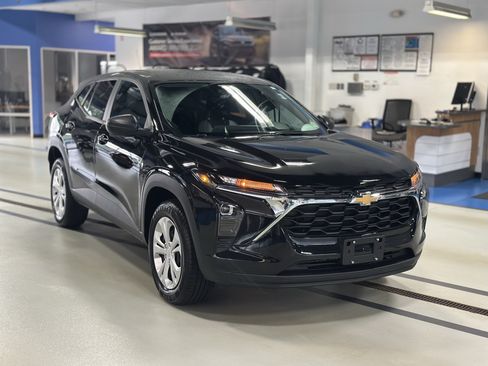 Used 2024 Chevrolet Trax LS FWD image 4