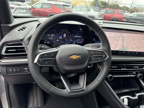 Used 2025 Chevrolet Traverse LT FWD image 35