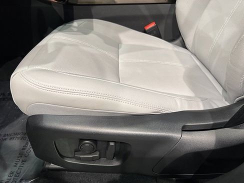 Used 2025 Land Rover Range Rover Velar S image 22