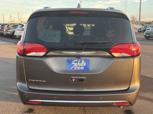 Used 2018 Chrysler Pacifica Touring-L image 5