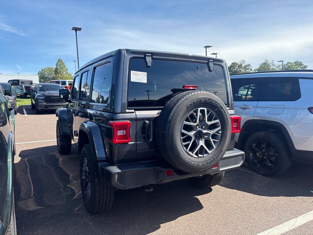Used 2026 Jeep Wrangler Unlimited Sahara AWD/4WD image 3