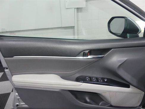 Used 2018 Toyota Camry XLE FWD image 18