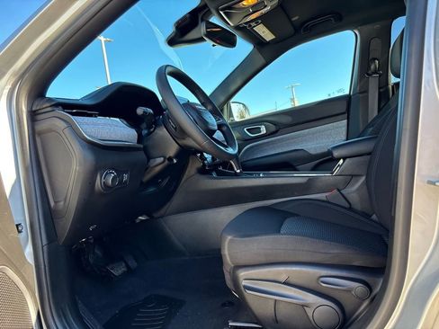 Used 2025 Jeep Compass Sport image 12