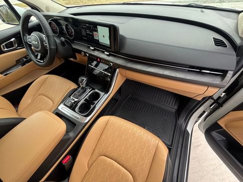 Used 2024 Kia Carnival EX image 24