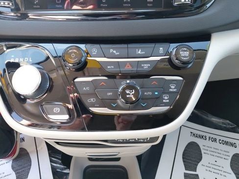 Used 2024 Chrysler Pacifica Touring-L image 20