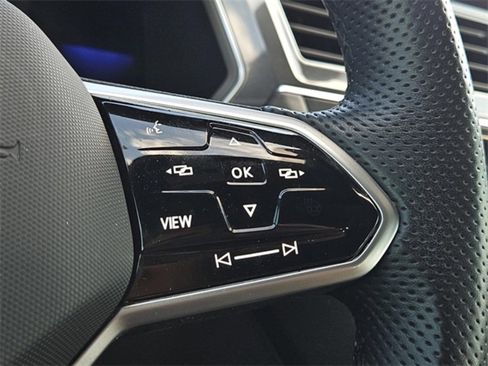 Used 2023 Volkswagen Tiguan SE R-Line image 31