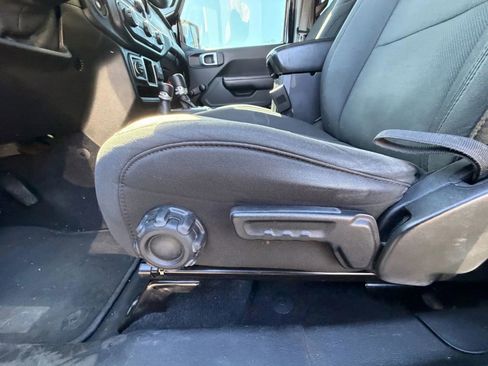 Used 2018 Jeep Wrangler Unlimited Sport image 14