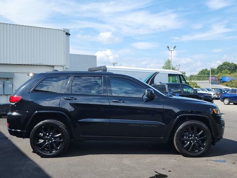 Used 2018 Jeep Grand Cherokee Altitude AWD/4WD image 6