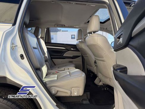Used 2019 Toyota Highlander XLE image 14