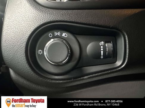 Used 2023 Jeep Renegade Latitude AWD/4WD image 18