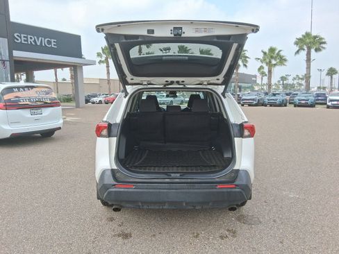 Used 2021 Toyota RAV4 XLE w/ Convenience Package FWD image 6