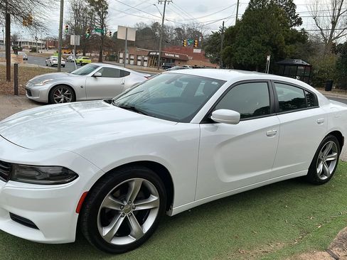 Used 2020 Dodge Charger SXT image 4