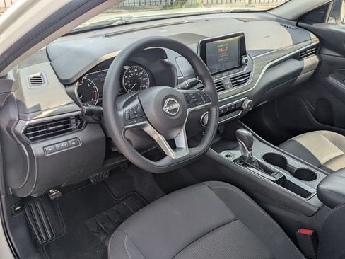 Used 2025 Nissan Altima 2.5 SV FWD image 32