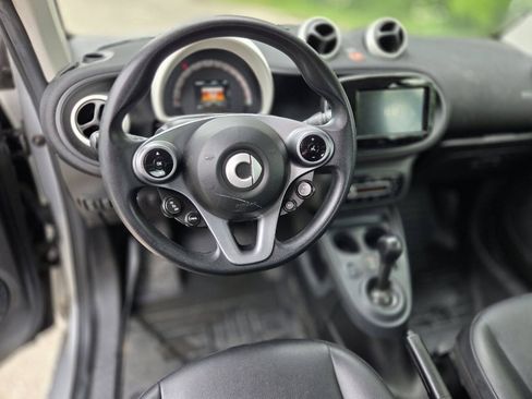 Used 2016 smart fortwo passion RWD image 11