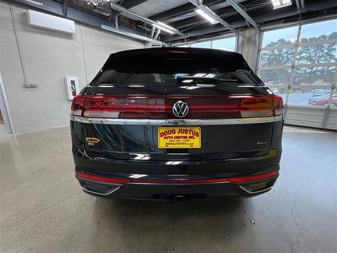 Used 2024 Volkswagen Atlas Cross Sport SE AWD/4WD image 4