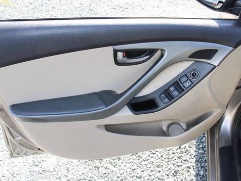Used 2016 Hyundai Elantra SE FWD image 18