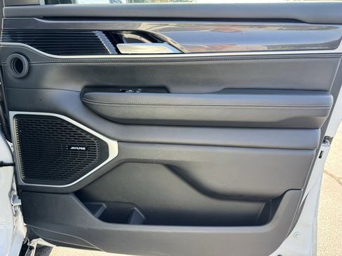 Used 2024 Jeep Wagoneer L Base image 27