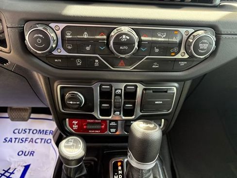 Used 2025 Jeep Wrangler Unlimited Rubicon w/ Convenience Group AWD/4WD image 20