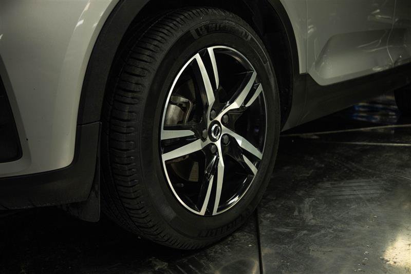 Used 2023 Volvo XC40 B5 Plus AWD/4WD image 3