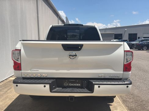 Used 2018 Nissan Titan SV w/ SV Convenience Package AWD/4WD image 4
