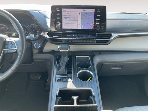 Used 2022 Toyota Sienna Limited image 11
