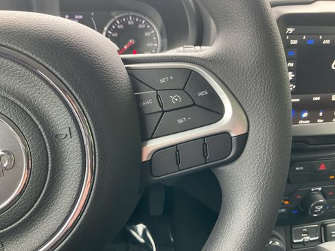 Used 2023 Jeep Renegade Latitude AWD/4WD image 17