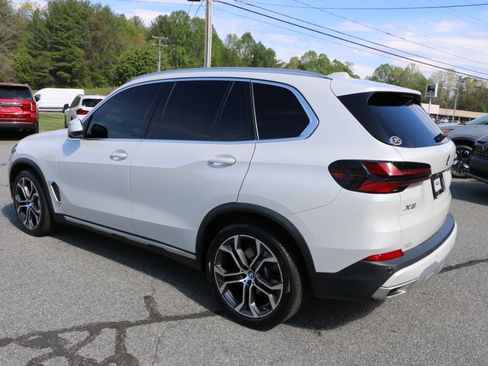 Used 2024 BMW X5 sDrive40i w/ Premium Package image 3