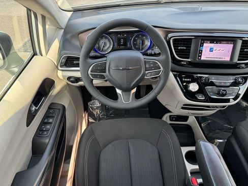 Used 2023 Chrysler Voyager LX image 24