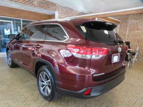 Used 2019 Toyota Highlander SE image 6