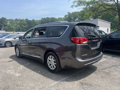 Used 2020 Chrysler Pacifica Touring-L image 5