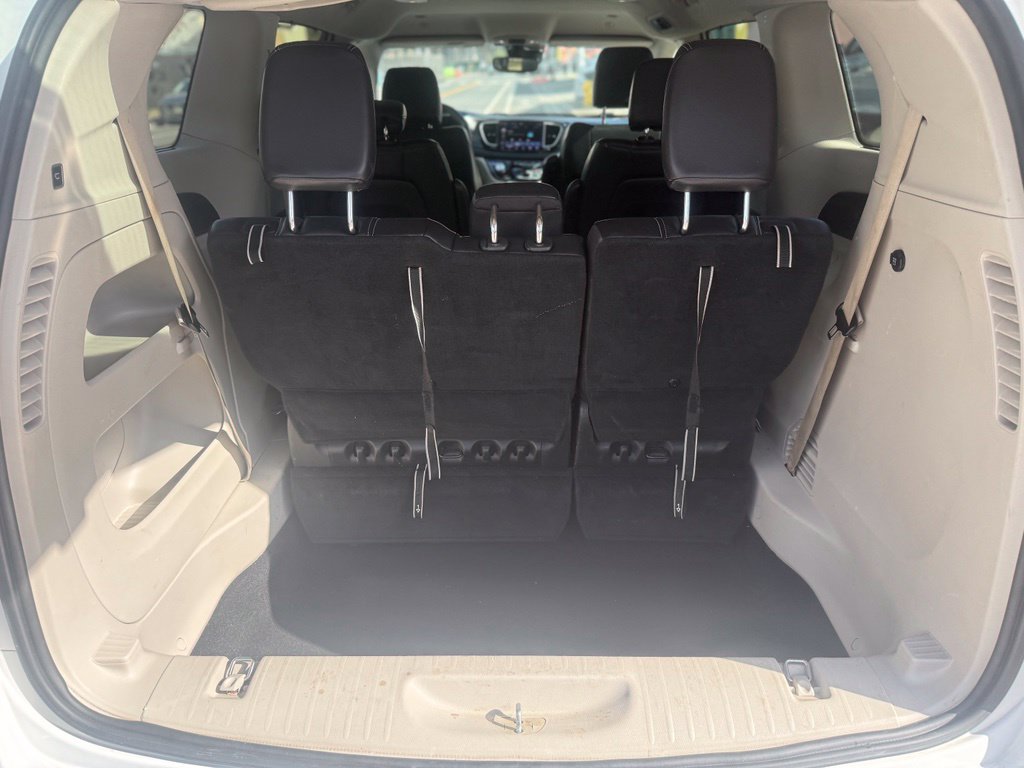 Used 2022 Chrysler Pacifica Touring-L FWD image 16