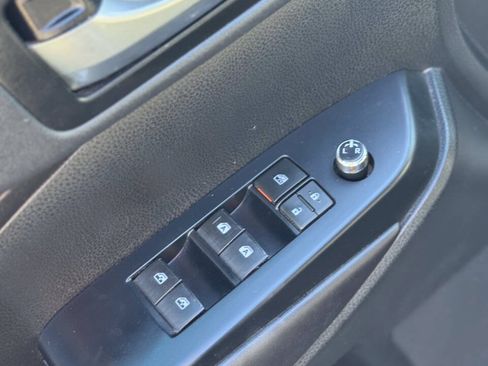 Used 2019 Toyota Highlander SE FWD image 18