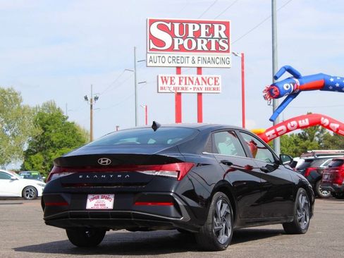 Used 2025 Hyundai Elantra SEL FWD image 4