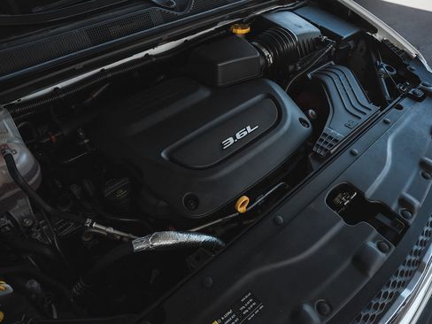 Used 2017 Chrysler Pacifica Touring image 33