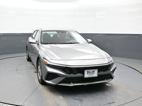 Certified 2025 Hyundai Elantra SE image 3