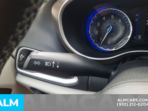 Used 2022 Chrysler Voyager LX image 19