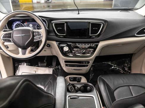 Used 2020 Chrysler Pacifica Limited w/ Advanced Safetytec Group FWD image 33
