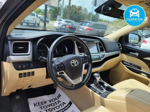Used 2017 Toyota Highlander XLE w/ Carpet Mat Package AWD/4WD image 6