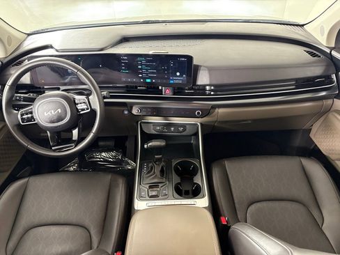 Used 2025 Kia Carnival image 32