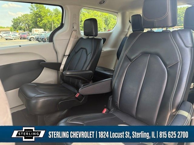 Used 2023 Chrysler Pacifica Touring-L FWD image 14